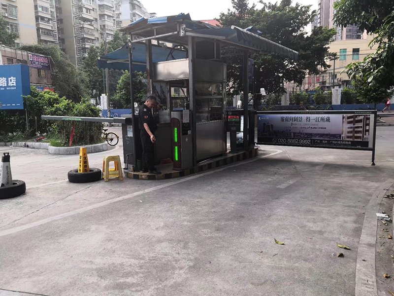 廣州鴻益華府2進2出智能車牌識別系統